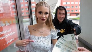 Красивая блондинка Наоми Лав с разными сиськами изменила парню ради денег