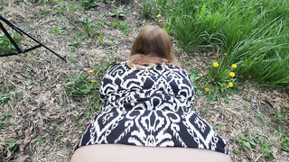 "Смотри на мои дойки, пока я скачу!" - зрелая BBW толстуха в платье устроила жесткий перепихон загородом