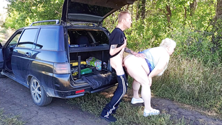 "Тормози и спусти штаны" - старая мачеха сама просила член на природе